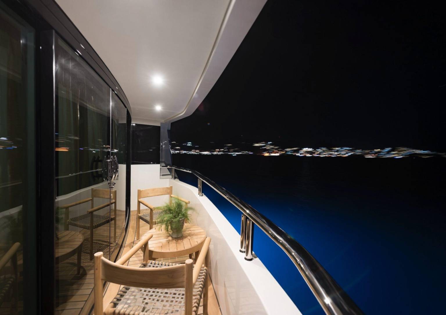 Dubai luxury yacht charter
