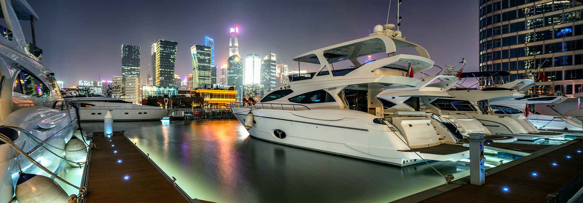 Day vs. Night Yacht Cruises: Which Offers the Best Experience?