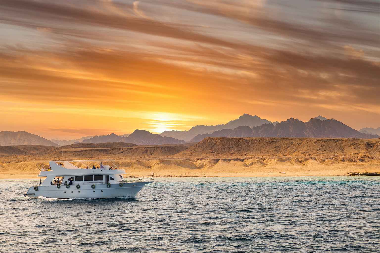 Day vs. Night Yacht Cruises: Which Offers the Best Experience?