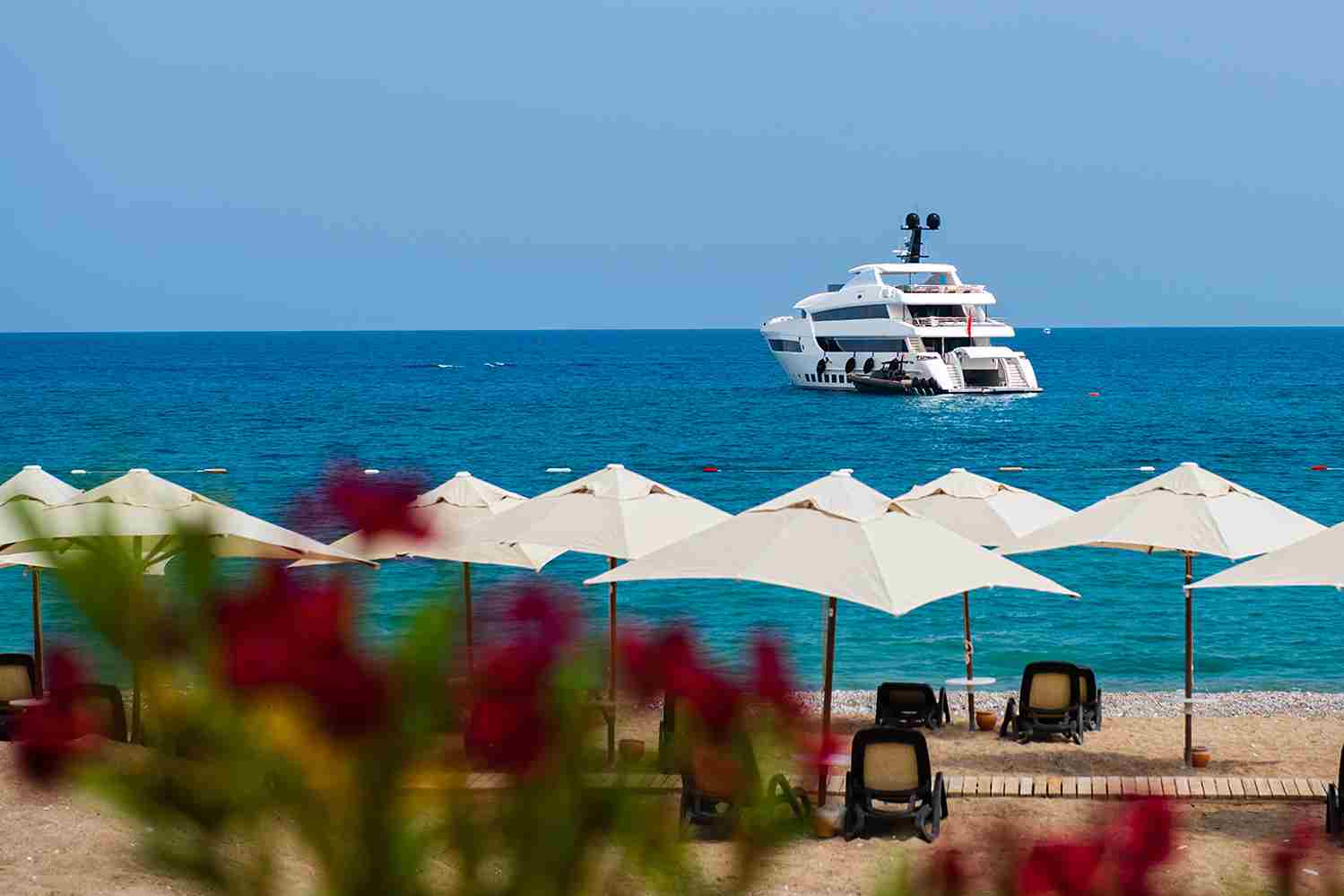 The Secret Fujairah Beaches: A Yacht Tour on the UAE East Coast.