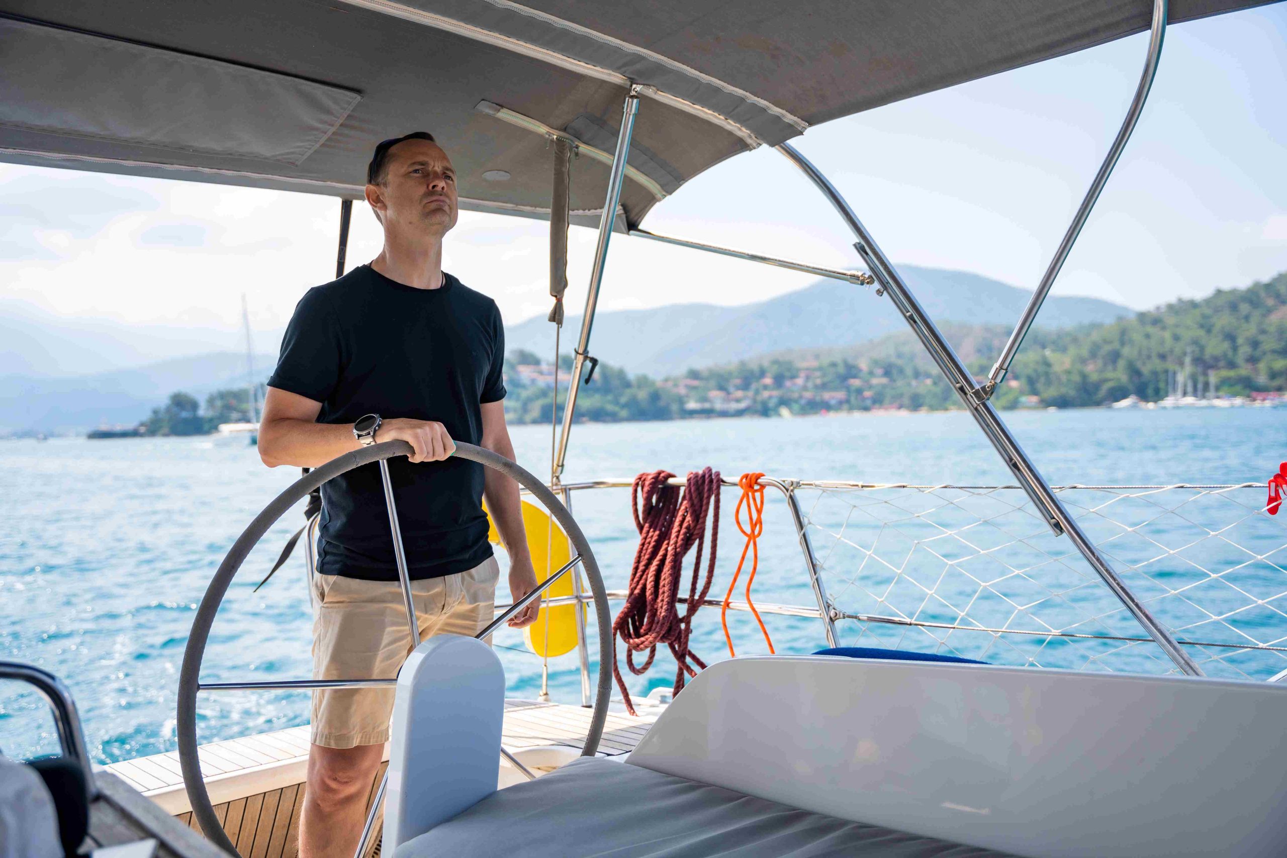 Renting a Yacht with a Skipper vs. Bareboat Charter: What’s Possible in the UAE?