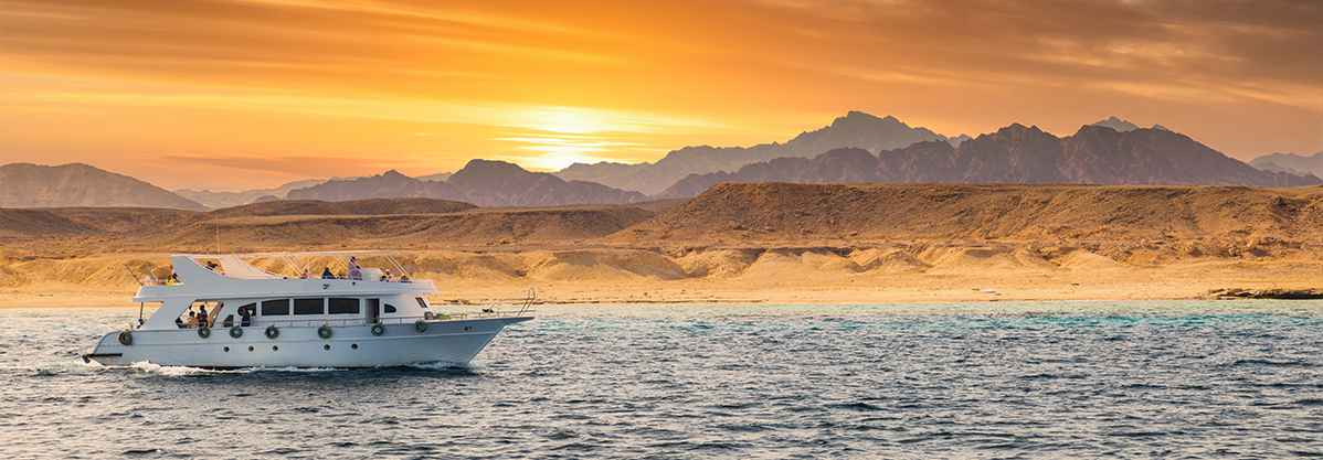 Why Summer is the Perfect Time for a Luxury Yacht Charter in Dubai