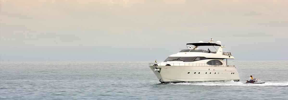 Dubai Private Yacht Rental: What to Expect On The Board